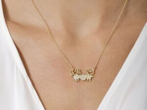 Colar 2 bonecos(as) + coração