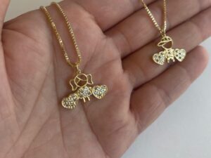 Colar 1 boneco(a) e dois corações